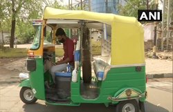 कोरोना मरीजों की मदद के लिए बेच दी बीवी की जूलरी, ऑटो को बना दिया ऐंबुलेंस