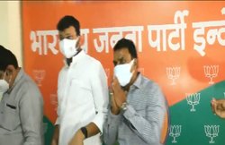 MP: ‘हाल बेकाबू है’, रेमडेसिविर की कमी पर हुआ प्रश्न तो उठकर आगे बढ़ गए मंत्री और BJP नगर अध्यक्ष