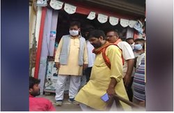 पैर पकड़ गिड़गिड़ा रहा था, जब भाजपा नेता ने युवक की सरेआम कर दी थी लात-घूंसे से पिटाई; VIDEO वायरल होने पर मचा था हंगामा