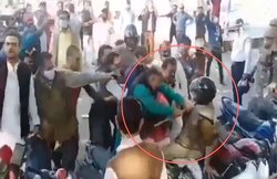 सिटी SP का कॉलर पकड़ भाजपा नेता पीटने लगे, वीडियो वायरल होने पर मचा था बवाल