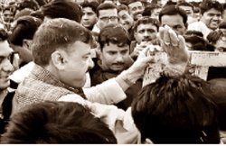 पुलिस वाले को थप्पड़ मार कहा था- तुम मुझे नहीं जानते, भाजपा सांसद की दबंगई रही सुर्खियों में