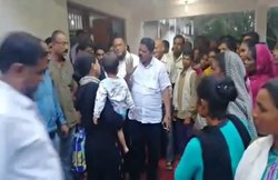 ‘मैं बहुत खतरनाक आदमी हूं’, …जब कांग्रेस विधायक भरी भीड़ में महिला अफसर को हड़काने लगे