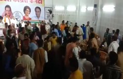 बैठक में पूर्व मंत्री के सामने ही भिड़ गए थे कांग्रेसी नेता और कार्यकर्ता, VIDEO वायरल होने पर हुई थी किरकिरी