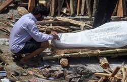कोरोनाः अस्पताल वाले मांगते रहे कागज़, अस्पताल के बाहर ऑटो में ही मरीज ने तोड़ दिया दम