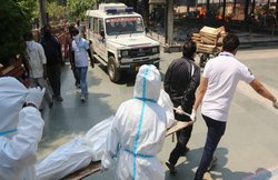 MP: नहीं मिला शव वाहन, तो अंतिम संस्कार को मां की लाश ठेले पर ले जानी पड़ी गांव