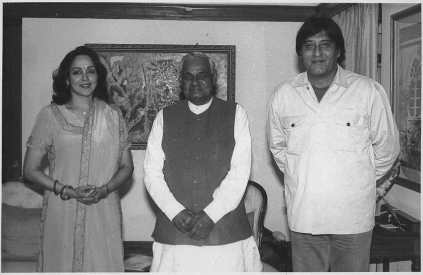 विनोद खन्ना के कहने पर ही हेमा मालिनी ने पॉलिटिक्स में कदम रखा था। विनोद खन्ना ने ही उन्हें दिवंगत प्रधानमंत्री अटल बिहारी वाजपेयी से भी मिलवाया था।