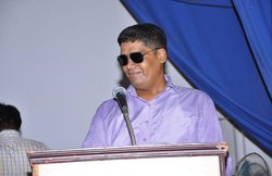 जन्म से थे नेत्रहीन, पिता चलाते थे टैक्सी; यूं बने IAS