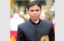 महेंद्र बहादुर सिंह: स्कूल ने पढ़ाने से कर दिया था इनकार, 5 विषय में हो गए थे फेल; संघर्ष से बने IAS