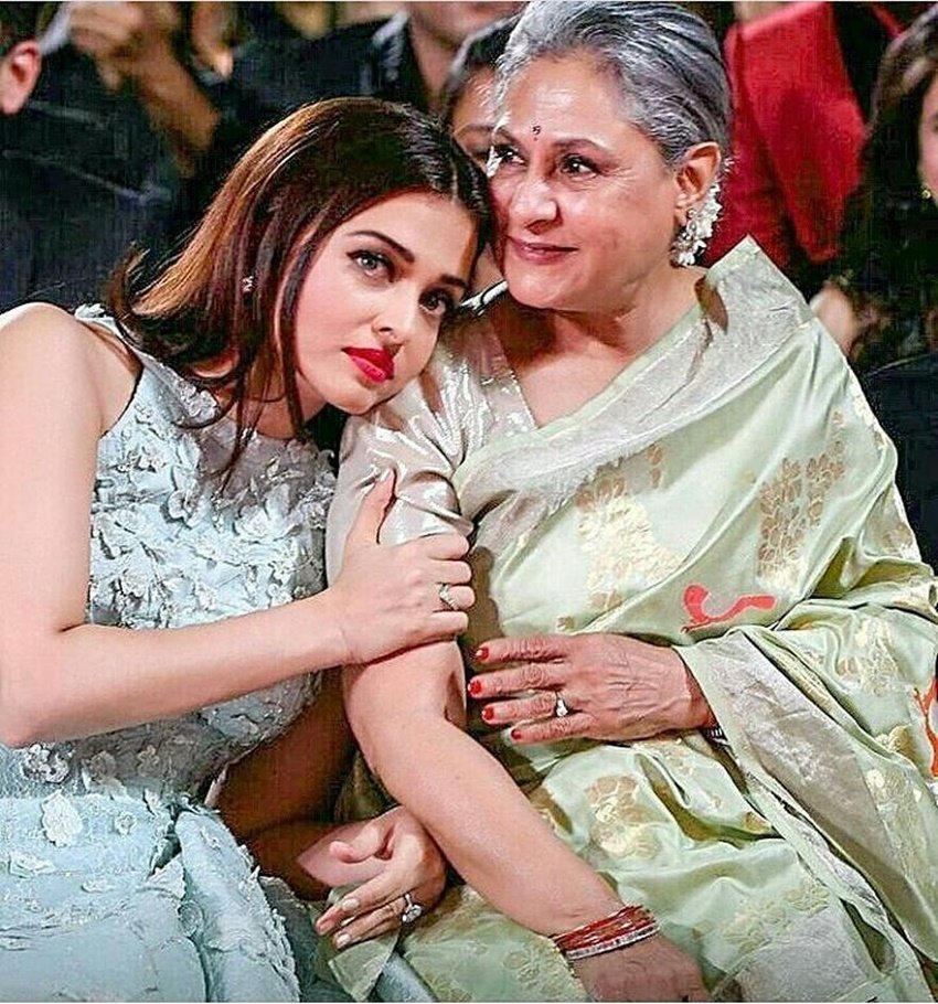 बता दें कि ऐश्वर्या राय अपनी सास जया बच्चन के साथ काफी अच्छी बॉन्डिंग शेयर करती हैं। दोनों कई मौकों पर एक दूसरे की तारीफ करते देखी जा चुकी हैं।