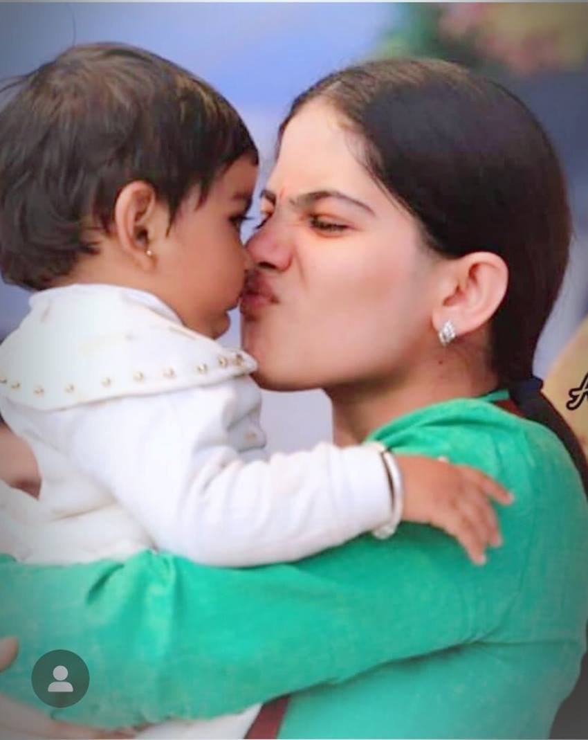 वक्त अच्छा हो या बुरा, पकड़े तो फिसल जाता है, हौसला रखो दोस्त, सबका वक्‍त बदल जाता है।