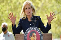 यूएस की फर्स्ट लेडी ने बनाया APRIL FOOL, फ्लाइट अटेंडेंट बनकर लोगों को सर्व की आइसक्रीम