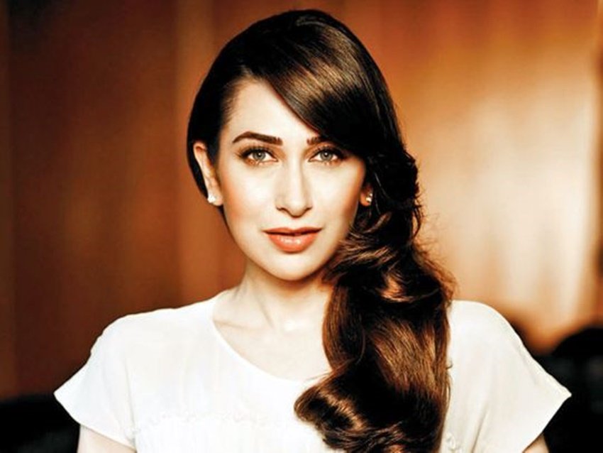 Karishma Kapoor Abhishek Bachchan Rift: करिश्मा कपूर का नाम बॉलीवुड की सुपरस्टार एक्ट्रेसेज में शुमार रहा है। उन्होंने अपने करियर में एक से बढ़कर एक सुपरहिट फिल्में दी हैं। अपने समय के लगभग सभी बड़े एक्टर्स के साथ वो पर्दे पर नजर आईं। करिश्मा ने अभिषेक बच्चन के साथ भी फिल्म की लेकिन एक फिल्म के बाद दोनों ने दोबारा कभी साथ काम नहीं किया। आइए जानें कारण।