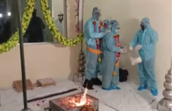 कोरोना: तहसीलदार पहुंचे थे संक्रमित दूल्हे की शादी रुकवाने, गुजारिशों के बाद पिघला दिल; PPE किट पहना कराया विवाह