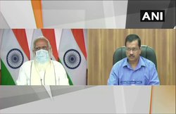 ऑक्सीजन की कमी पर बीजेपी और AAP ने एक दूसरे पर फोड़ा ठीकरा, एंकर का तंज- टोपी पहनाने वाला काम छोड़ दीजिए