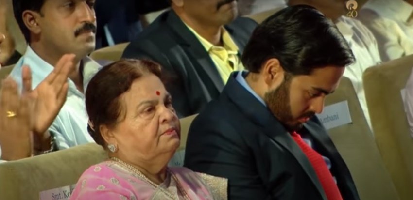 मुकेश अंबानी की बातें सुन उनके बेटे अनंत अंबानी भी भावुक हो गए और किसी तरह खुद को संभालते नजर आए।