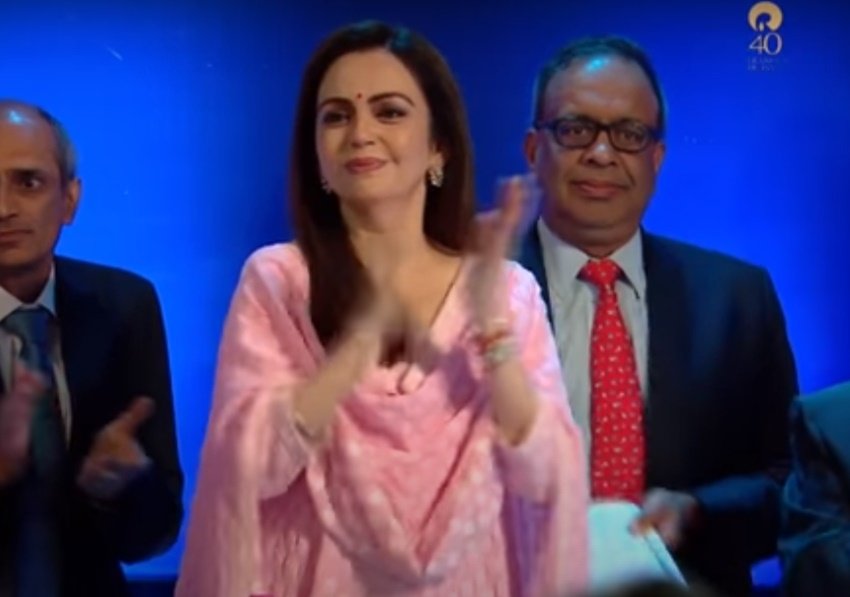उधर नीता अंबानी अपने पति को भावुक होता देख रोती नजर आईं। उनकी आंखों में भरे आंसूं छिपाए नहीं छिप रहे थे।