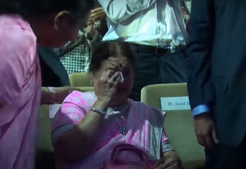 इन सबके बीच मुकेश अंबानी की मां कोकिला बेन रोने लगीं। वह अपनी कुर्सी से उठ भी नहीं पाईं और उनकी आंखों से आंसू बहते रहे। कई लोग नीता अंबानी की सास को सांत्वना देते भी दिखे।