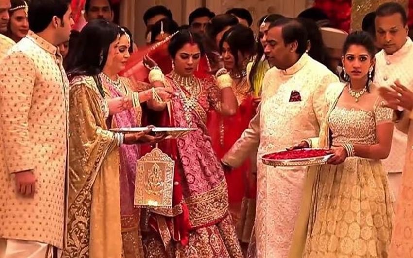 ऐसी ही तमाम मीडिया रिपोर्ट्स की मानें अंबानी के घर में झाड़ू पोछे का काम करने वालों की भी मासिक आय 2 लाख रुपए है। इस सैलरी में मेडिकल अलाउंस और एजुकेशन अलाउंस भी शामिल है।
