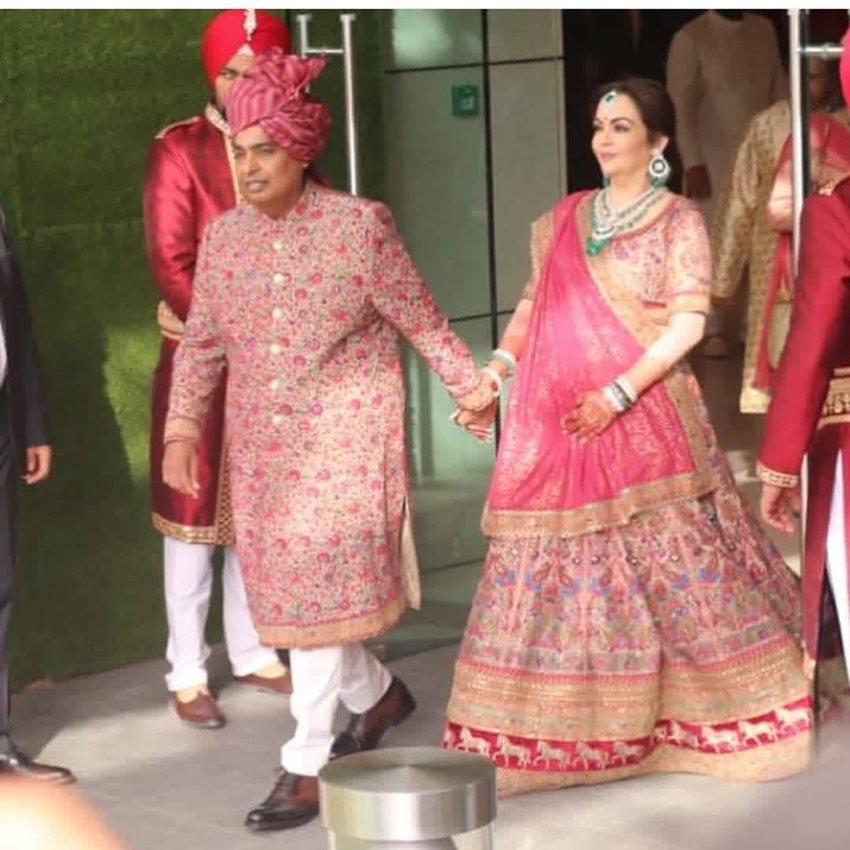 10 बजे से 11 बजे के बीच मुकेश और नीता अंबानी काम पर निकल जाते हैं।