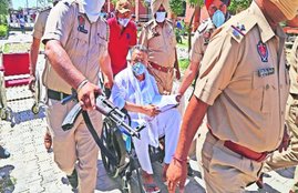 Mukhtar Ansari s muscle, Mukhtar Ansari on wheelchair, Mukhtar Ansari s court appearance, Mukhtar Ansari s appearance in Mohali, Mukhtar Ansari charge against Punjab government,मुख्तार अंसारी की पेशी, व्हीलचेयर पर दिखा मुख्तार अंसारी, मुख्तार अंसारी की कोर्ट में पेशी, मोहाली में मुख्तार अंसारी की पेशी, पंजाब सरकार पर मुख्तार अंसारी का आरोप,Hindi News, News in Hindi, alka rai, BJP, congress, mohali, mohali court, Mukhtar Ansari, mukhtar ansari ambulance, mukhtar ansari court, punjab, Punjab Police, jansatta