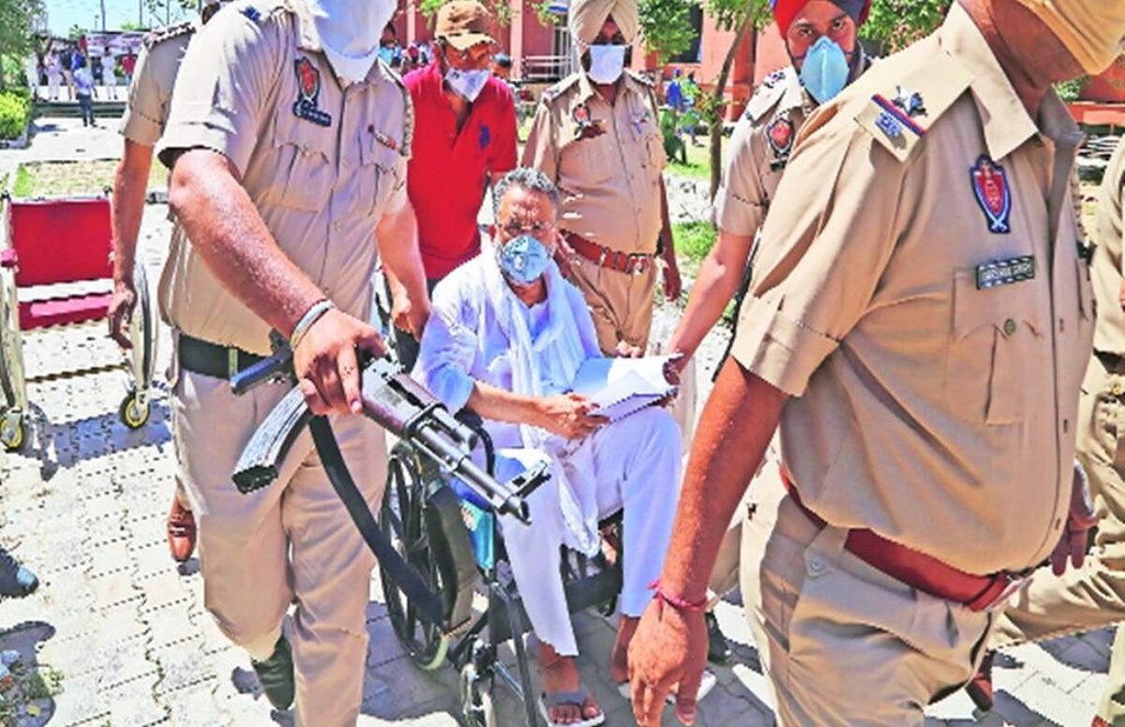 Mukhtar Ansari s muscle, Mukhtar Ansari on wheelchair, Mukhtar Ansari s court appearance, Mukhtar Ansari s appearance in Mohali, Mukhtar Ansari charge against Punjab government,मुख्तार अंसारी की पेशी, व्हीलचेयर पर दिखा मुख्तार अंसारी, मुख्तार अंसारी की कोर्ट में पेशी, मोहाली में मुख्तार अंसारी की पेशी, पंजाब सरकार पर मुख्तार अंसारी का आरोप,Hindi News, News in Hindi, alka rai, BJP, congress, mohali, mohali court, Mukhtar Ansari, mukhtar ansari ambulance, mukhtar ansari court, punjab, Punjab Police, jansatta
