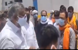 ऑक्सीजन सिलेंडर के लिए रोते हुए शिकायत करने लगा शख्स, केंद्रीय मंत्री बोले- ऐसा करेगा तो दो खाएगा