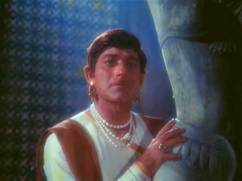 आखिरकार थक हारकर राजकुमार के लिए असली आभूषण मंगवाए गए। असली गहने पहनकर ही राजकुमार ने फिल्म में अपना पहला शॉट दिया। तब कर शूटिंग रुकी रही थी और बड़े-बड़े कलाकार इंतजार करते रहे थे।