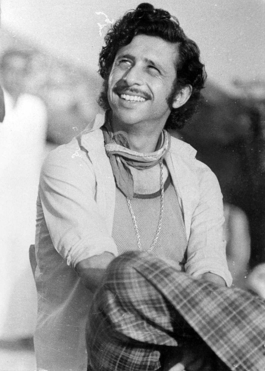 रजनीकांत के इनकार के बाद मेहुल कुमार नसीरुद्दीन शाह के पास पहुंचे। नसीरुद्दीन शाह को रोल पसंद आया और वह तैयार भी हो गए। लेकिन उन्हें जैसे ही राजकुमार का पता चला वह भड़क गए।