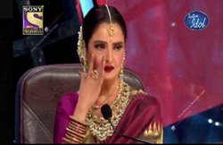 Indian Idol 12 में छलके रेखा के आंसू, अमिताभ बच्चन पर फिल्माया गाना भी गाया