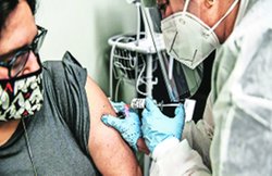 कोविड-19 टीका : यूरोपीय देशों ने क्यों रोका कच्चा माल