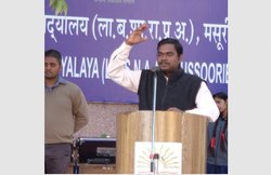 10वीं की परीक्षा देने के बाद पिता की हो गई मौत, पंक्चर के दुकान में काम करने से लेकर IAS बनने का सफऱ…