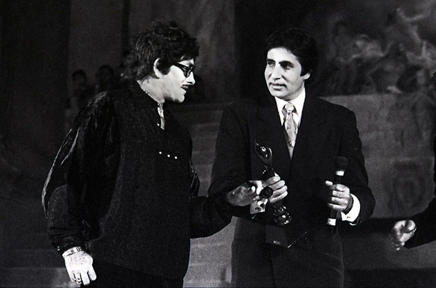 राजकुमार के अमिताभ संग संबंध कभी बहुत ज्यादा मधुर नहीं रहे। एक बार तो किसी पार्टी में राजकुमार ने अमिताभ के नए सूट का मजाक उड़ाते हुए कह दिया था कि ऐसे ही कपड़े का वह अपने घर में पर्दे सिलवाएंगे।