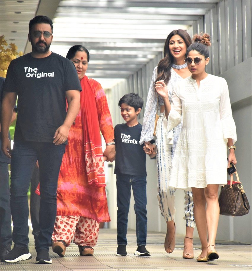 शमिता शेट्टी - शिल्पा शेट्टी की बहन शमिता शेट्टी ने बॉलीवुड में मोहब्बतें, ज़हर, फरेब जैसी कुछ फिल्मों में काम किया, लेकिन जल्द ही मायानगरी से अलग हो गईं। शमिता अनमैरिड हैं। वह अपनी बहन और जीजाजी के साथ ही रहती हैं। शमिता के जीजा राज कुंद्रा बड़े बिजनेसमैन हैं। साथ ही शमिता इंटीरियर डिजाइनिंग का काम भी करती हैं। इसके अलावा वो कई ब्रांड्स जैसे अल्डो, ऑडी, iijas ज्वैलरी से भी जुड़ी हुई हैं।