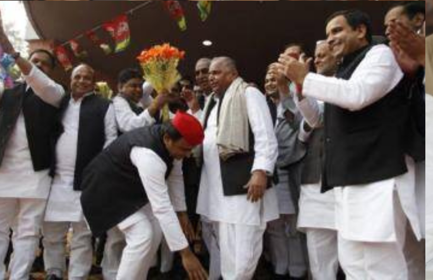 तब अखिलेश ने हंसते हुए कहा था कम से कम मुझे अपने पिताजी के पैर तो छू लेने दीजिए। जब अखिलेश मुख्यमंत्री बने तो उन्होंने लंदन के हाइड पार्क की तर्ज़ पर जनेश्वर मिश्र की याद में लखनऊ में जनेश्वर मिश्रा पार्क बनवाया। ( All Photos: PTI And Social Media)
