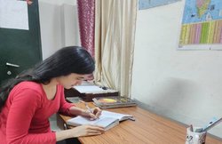 UPSC: मॉडल से यूपीएससी टॉपर बनने का सफर, बिना कोचिंग पाई सफलता