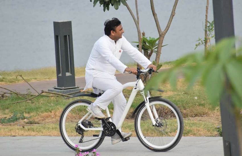 Mulayam Singh Yadav, Akhilesh Yadav