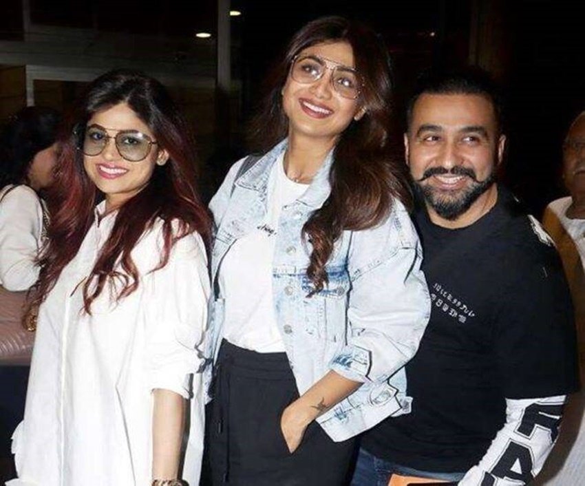 एक्ट्रेस शमिता शेट्टी के भी अपने जीजा राज कुंद्रा से बहुत अच्छे संबंध हैं। शमिता अपनी बहन शिल्पा और राज कुंद्रा संग अकसर मस्ती करती नजर आ जाती हैं। सोशल मीडिया में ऐसी कई तस्वीरें हैं जो बताती हैं कि शमिता औऱ राज में कितनी अच्छी दोस्ती है।