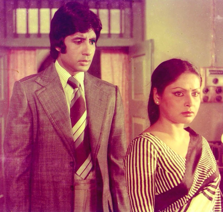 कसमे वादे में राखी ने अमिताभ बच्चन के साथ ऑनस्क्रीन रोमांस किया था। इस फिल्म के 2 साल बाद ही एक्ट्रेस अमिताभ बच्चन की मां का किरदार निभाती दिखीं थीं। उन्होंने फिल्म 'शक्ति' और 'लावारिस' में अमिताभ बच्चन की मां का किरदार निभाया था।