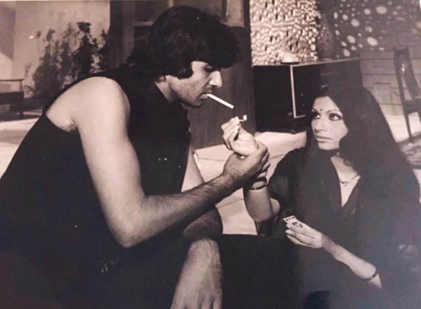 'बेशर्म' और ‘फ़रार’ में शर्मिला टैगोर ने अमिताभ की प्रेमिका का रोल निभाया था। वहीं बाद में 1982 में आई फिल्म ‘देश प्रेमी’ में शर्मिला टैगोर अमिताभ की बीमार मां के रोल में नजर आई थीं।