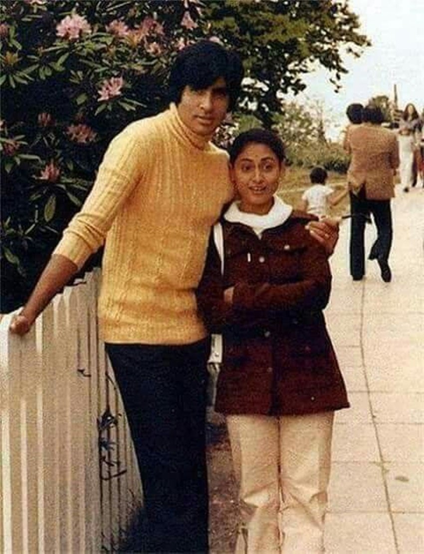 अमिताभ बच्चन ने 4 जून 1973 को जया बच्चन से शादी की थी। दोनों ने घरवालों की रजामंदी से प्रेम विवाह किया था। ( <a href="https://www.jansatta.com/photos/picture-gallery/amitabh-bachchan-jaya-bachchan-life-secrets-this-is-why-rajesh-khanna-actress-never-watch-tv-with-dharmendra-friend-and-abhishek-bachchan-father/1714720/">अमिताभ बच्चन की इस आदत के कारण उनके साथ टीवी नहीं देखतीं जया बच्चन, सपा सांसद ने खोले थे कई राज</a> )