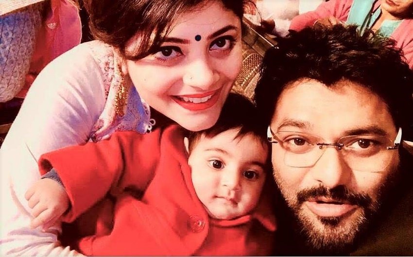 केंद्रीय मंत्री और आसनसोल से बीजेपी सांसद बाबुल सुप्रियो की पत्नी का नाम रचना शर्मा है। रचना पेशे से एयरहोस्टेस हैं। ( <a href="https://www.jansatta.com/photos/news-gallery/babul-supriyo-wiki-bio-networth-income-marriage-second-wife-when-west-bengal-cm-mamta-banarjee-organizes-marriage-function-for-bjp-mp/1588136/">जब दूसरी बार दूल्हा बने BJP MP बाबुल सुप्रियो, ममता बनर्जी ने यूं किया था शादी का इंतजाम</a> )