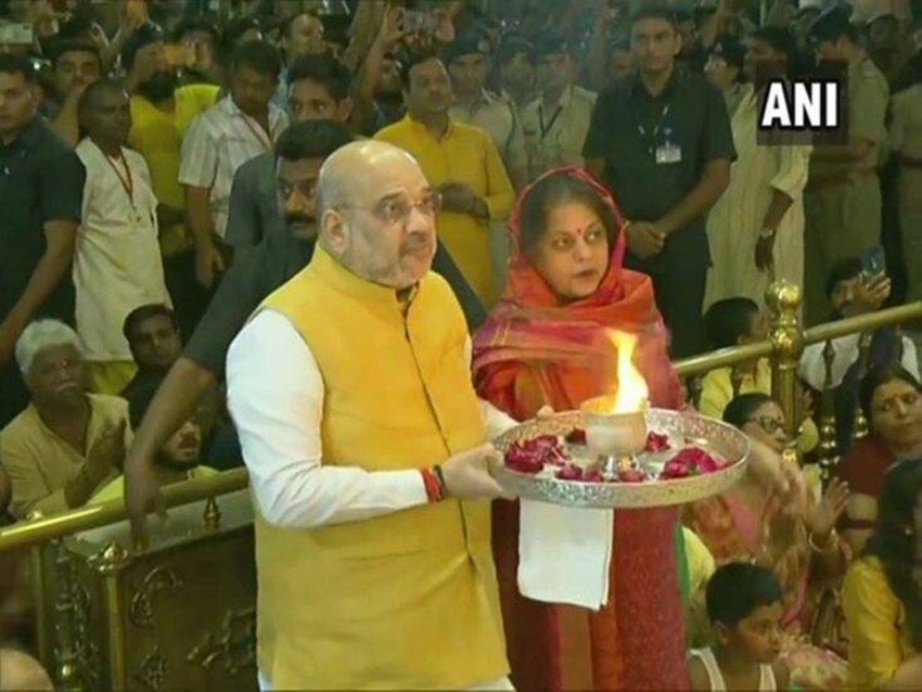 अमित शाह की पत्नी का नाम सोनल शाह है। दोनों की शादी 1987 में हुई थी। सोनल शाह कोल्हापुर की रहने वाली हैं। सोनल गृहणी हैं।