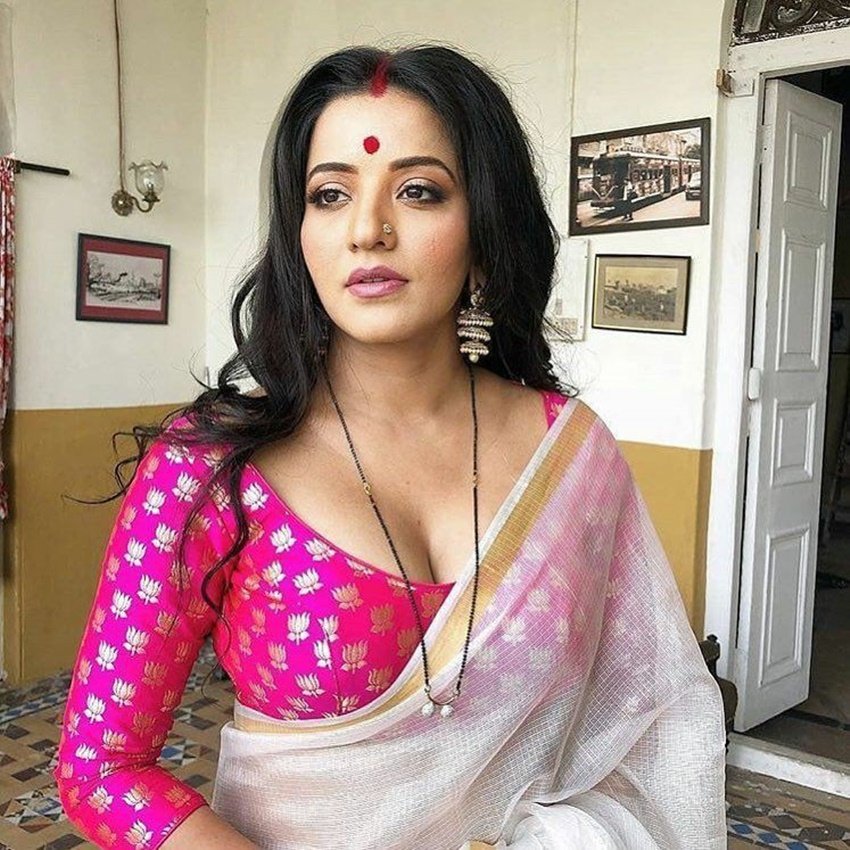 एक्ट्रेस मोनालिसा उर्फ अंतरा बिस्वास ने अपना ग्रेजुएशन संस्कृत में किया है।