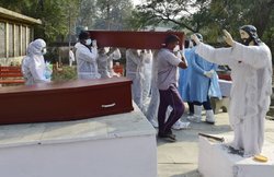 COVID-19: भारत में केस 2 करोड़ के पार, 24 घंटे में 3400 मौतें, बोले राहुल- लॉकडाउन ही 1 मात्र विकल्प; फाउची की सलाह- सेना की लें मदद