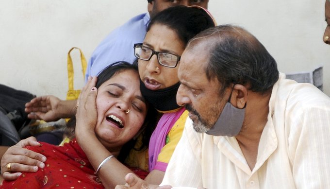 कोरोना में मरी इंसानियत: शव को अस्पताल ने बनाया बंधक, प्रयागराज में श्मशान में लकड़ी की कालाबाज़ारी, बिहार में मृतक के नाम पर रेमडेवेसिर खरीद रहा था हॉस्पिटल