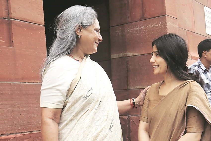 मुलायम सिंह की फैमिली के बेहद करीब हैं ऐश्वर्या राय की सास, देखें डिंपल यादव से कैसे हैं जया बच्चन के संबंध