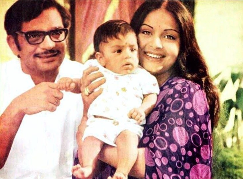 अपने जमाने की मशहूर अदाकार राखी ने साल 1973 में गीतकार गुलजार से शादी की थी। कुछ सालों बाद दोनों का तलाक हो गया। हालांकि तलाक के बाद राखी ने कई हिट फिल्में दीं।