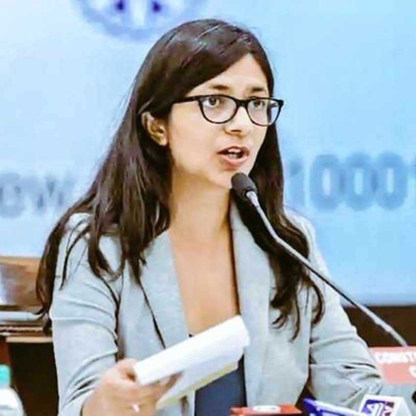 दिल्ली महिला आयोग की चेयरमैन स्वाति मालीवाल ने साल 2020 पति नवीन जयहिंद से तलाक ले लिया था। तलाक के बाद स्वाती ने सिंगल ही रहना चुना है। ( <a href="https://www.jansatta.com/photos/picture-gallery/lady-amitabh-bachchan-sridevi-to-sunny-deol-hema-malini-actress-neha-dhupia-these-heroines-become-pregnant-before-marriage-some-takes-divorce/1727425/">शादी से पहले ही प्रेग्नेंट हो गई थीं ये 5 एक्ट्रेसेज, कोई रह गया कुंवारा तो किसी का हो गया तलाक</a> )