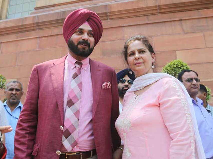 नवजोत सिंह सिद्धू की पत्नी पेशे से डॉक्टर हैं। हालांकि अब वह राजनीति में आ गई हैं। सिद्धू की पत्नी का नाम भी नवजोत है। नवजोत कांग्रेस पार्टी से जुड़ी हैं और पंजाब सरकार में मंत्री हैं।