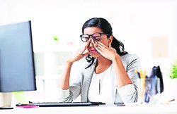 कोरोना संकट के बीच कामकाज, आंखों की जरूरी देखभाल